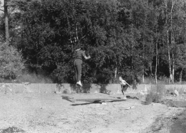 Barn leker på en strand