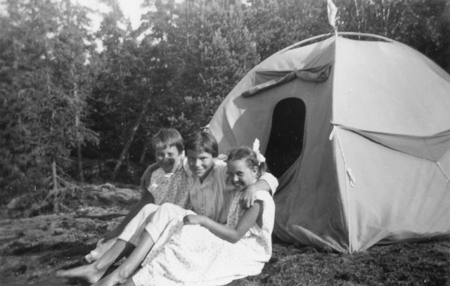 Barnen ute och tältar