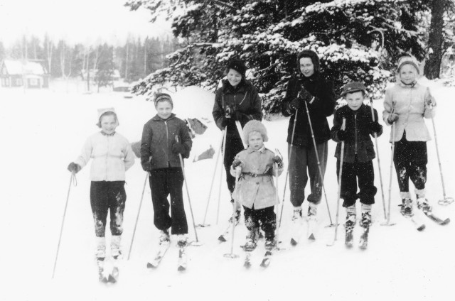 Familj ute och skidar