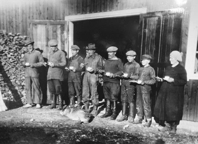 En rad människor utanför en fabrik