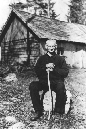 Gubbe sitter på en sten